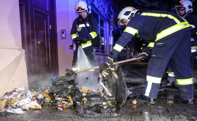 Brand einer Mülltonne in Wels-Innenstadt sorgt für Feuerwehreinsatz