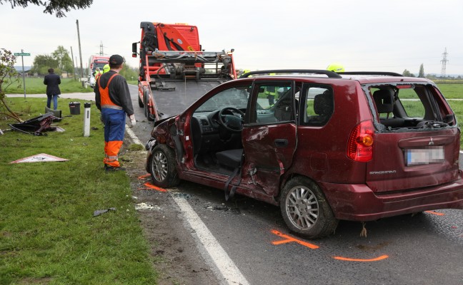 Autolenkerin nach schwerem Unfall in Oftering von der Feuerwehr aus Fahrzeug befreit