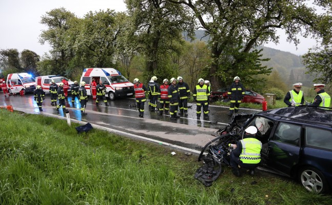 Vier Verletzte bei schwerem Verkehrsunfall auf der Eferdinger Straße in Hinzenbach