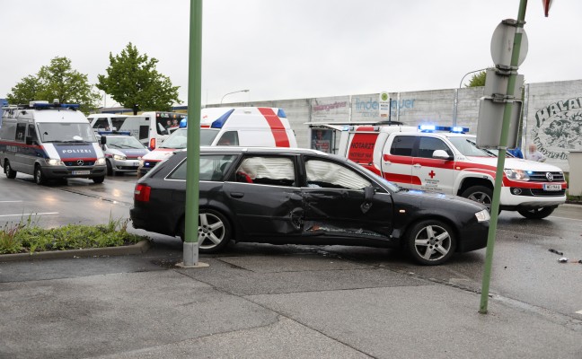 Kreuzungscrash in Wels-Pernau fordert einen Verletzten