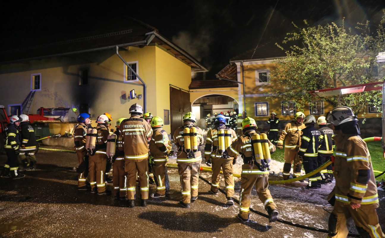 Drei Feuerwehren bei Garagenbrand auf einem Bauernhof in Rottenbach in Einsatz | laumat|at - laumat|at