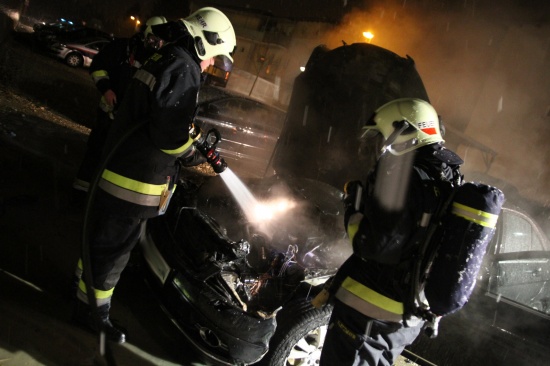 Feuerwehr bei Fahrzeugbrand im Einsatz