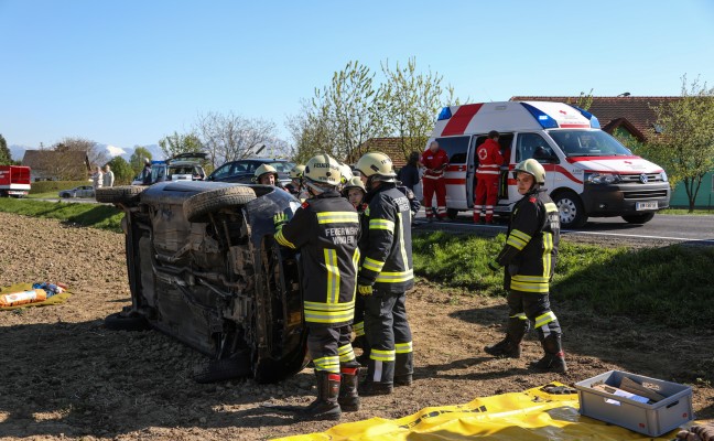 Autolenkerin nach Verkehrsunfall in Desselbrunn von Feuerwehr aus Fahrzeug befreit