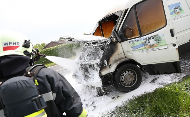 Kleintransporter begann whrend der Fahrt auf der Welser Autobahn zu brennen
