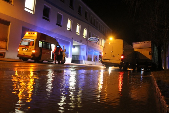 Bei Verkehrsunfall Hydrant umgefahren - Straße überflutet
