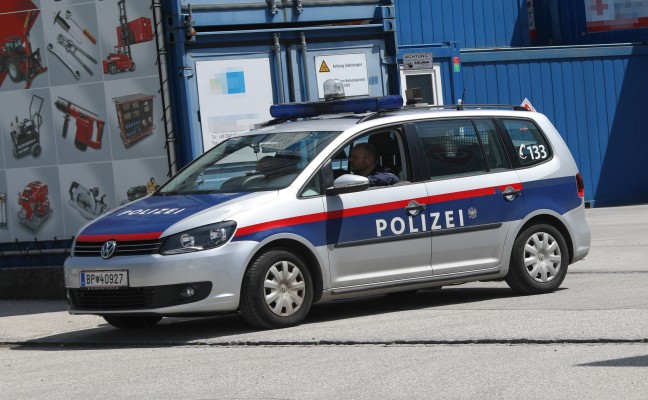 Leblose Person aus Auto in Wels-Pernau geborgen