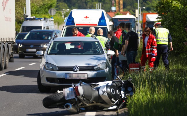 Motorradlenker bei Verkehrsunfall mit PKW in Wels verletzt