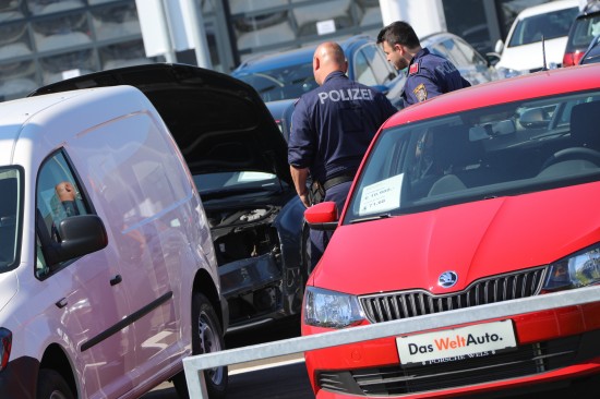 Autoteile auf Parkplatz eines Autohauses in Wels-Schafwiesen ber Nacht ausgebaut