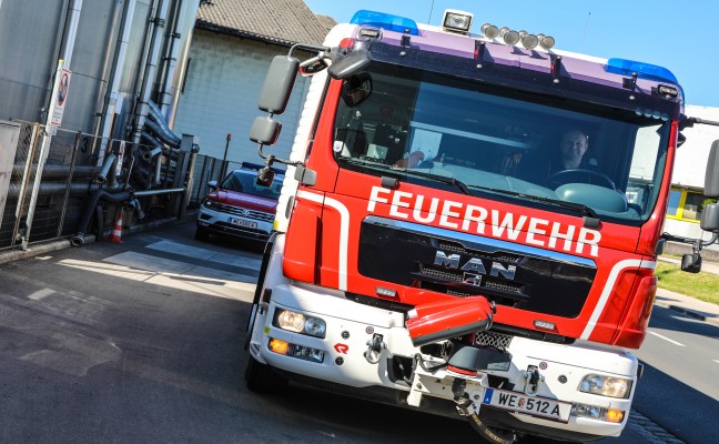 Feuerwehr in einem Gewerbebetrieb in Wels-Vogelweide im Einsatz
