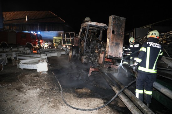 Vier Feuerwehren bei Traktorbrand in Atzbach im Einsatz