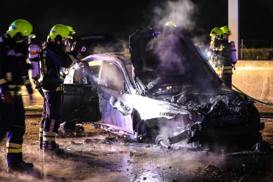 Illegales Straßenrennen auf der Westautobahn endet mit brennendem Auto und zwei Verletzten