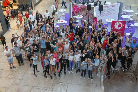 Spendenaktion mit Flashmob "Wir tragen rote Bnder" in der PlusCity
