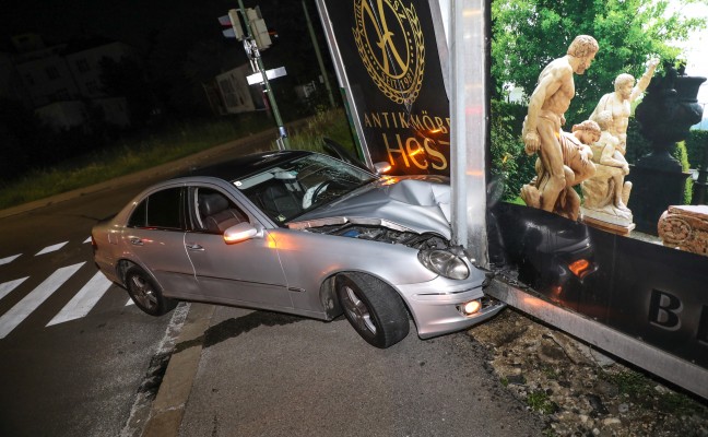 Auto krachte bei Verkehrsunfall in Wels gegen Plakatwand