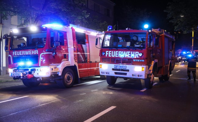 Garagenbrand in einem Innenhof eines Wohnhauses in Wels-Innenstadt