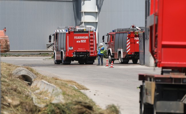 Feuerwehr bei Brandalarm in Abfallverwertungsunternehmen in Wels-Schafwiesen im Einsatz