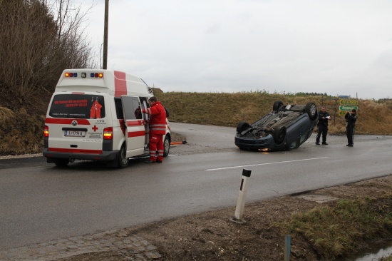 Fahrzeug auf Sipbachzeller Straße überschlagen