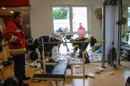 Unbeabsichtigtes Workout eines Autos endet mit Einsatz der Feuerwehr in einem Fitnessstudio in Wels-Innenstadt