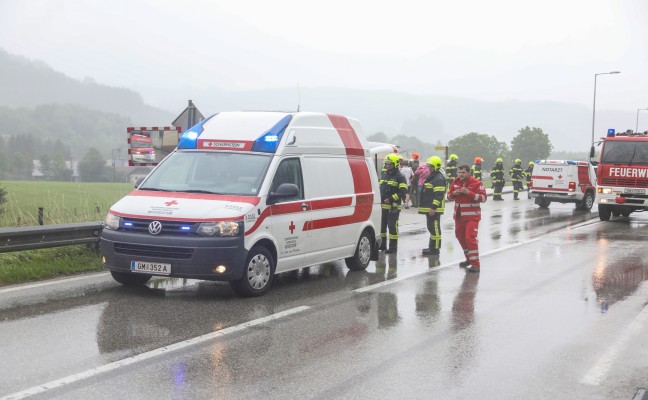 Autolenkerin bei Fahrzeugüberschlag in Scharnstein schwer verletzt