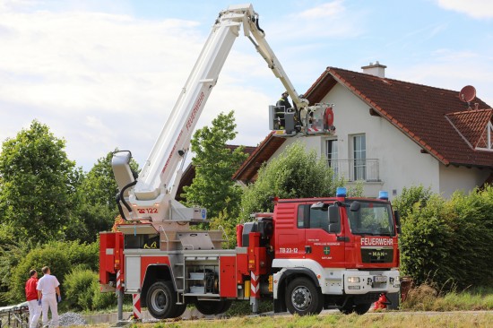 Personenrettung mit Teleskopmastbühne der Feuerwehr nach internem Notfall in Sipbachzell