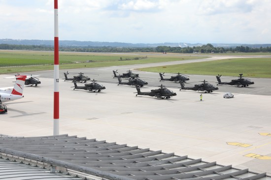 Staffel US-Kampfhubschrauber am Blue Danube Airport in Hrsching zwischengelandet