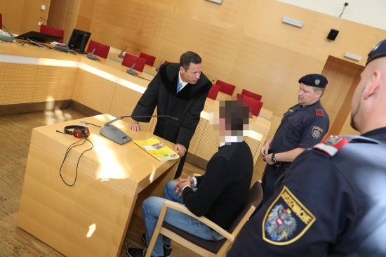 25-Jhriger nach Messerattacke auf Lokalbesucherin in Wels vor Gericht