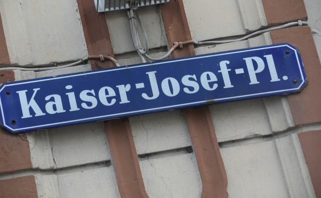 Tter schlug Mann (20) ins Gesicht und entriss ihm Bargeld