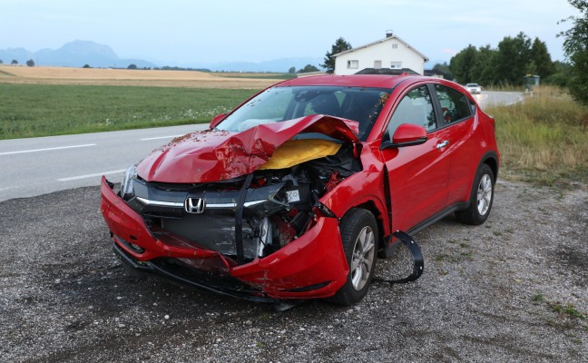 Autolenkerin kracht bei Unfall auf der Gmundener Straße in Roitham am Traunfall gegen Gartenmauer