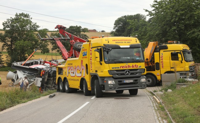 Schwierige Bergung eines Betonmischers nach Verkehrsunfall in Pennewang