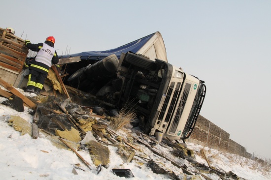 LKW mit tonnenschweren Papierrollen auf Westautobahn umgestürzt