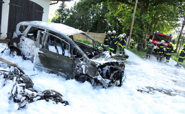 Auto und Motorrad in Hofkirchen an der Trattnach in Flammen aufgegangen