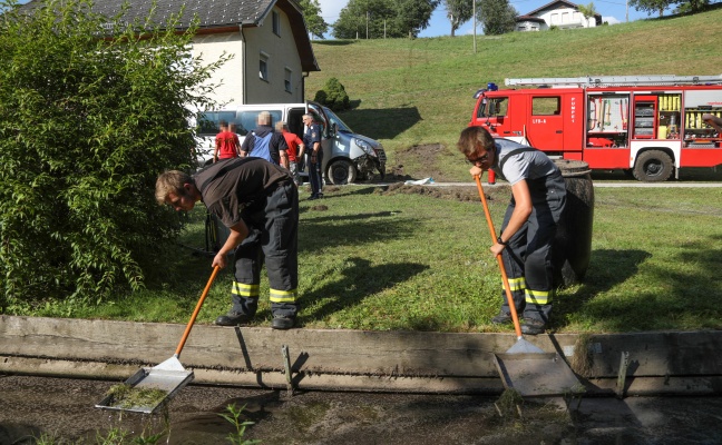 Kleintransporter rollte in Eberstalzell steilen Hang hinunter und stürzte in Bach