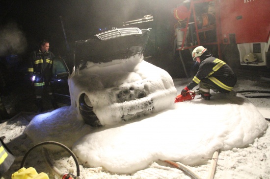Feuerwehr bekämpft bei eisigen Temperaturen einen Fahrzeugbrand