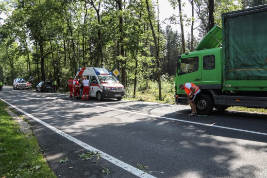 Verkehrsunfall zwischen PKW und LKW in Edt bei Lambach fordert leichtverletzte Person