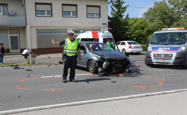 Zwei Radfahrer bei Kreuzungscrash mit drei Autos von Unfallfahrzeug erfasst und schwer verletzt