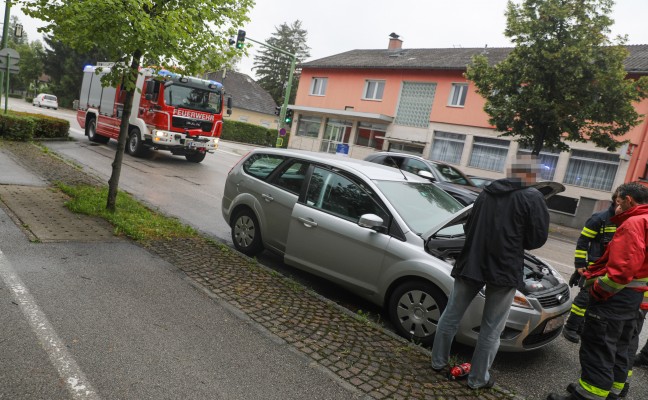 Feuerwehr bei beginnendem PKW-Brand in Wels-Lichtenegg im Einsatz