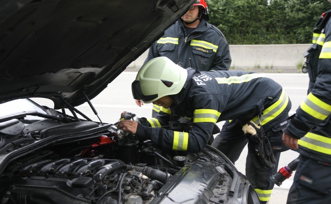 Brand im Motorraum eines PKW mit Getrnken abgelscht