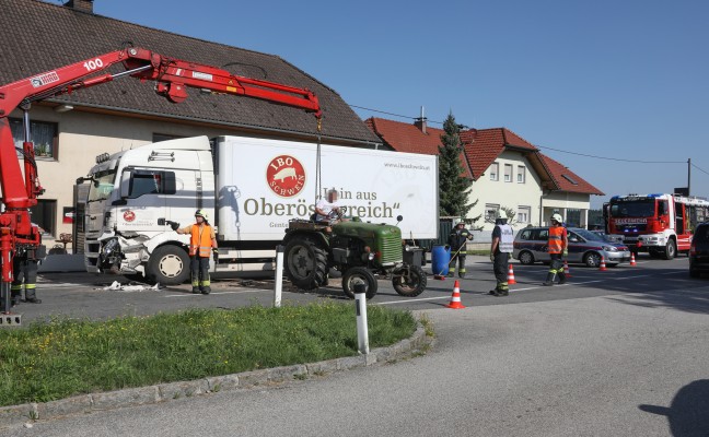 Verkehrsunfall zwischen Traktor und LKW auf der Pyhrnpass Strae in Sattledt