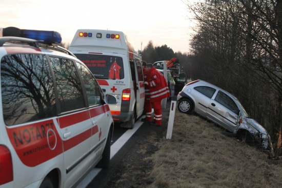 Bei der Abfahrt von der Autobahn gegen Baum geprallt