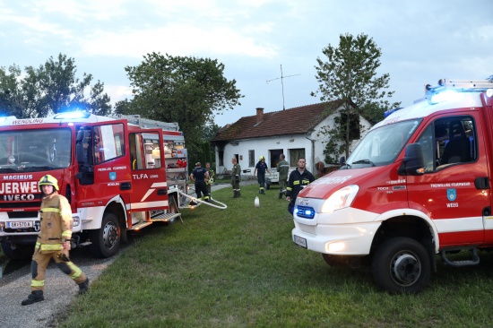 Garagenbrand in Wendling sorgt für Einsatz von elf Feuerwehren