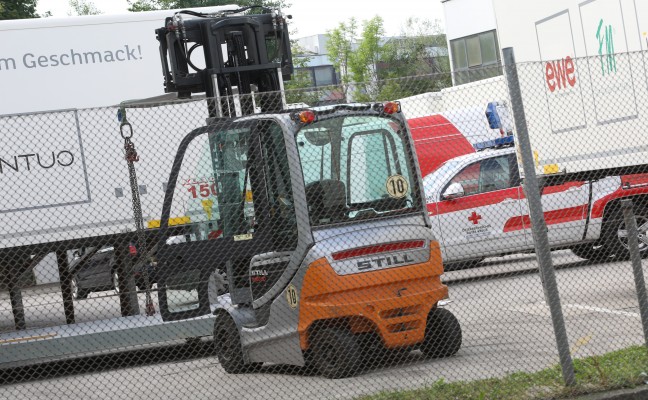 Schwerer Arbeitsunfall bei Arbeiten mit Stapler in Wels-Pernau