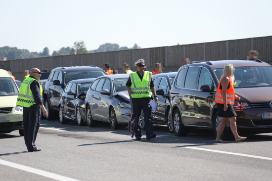 Blechsalat nach Serienunfall mit acht Fahrzeugen auf der Westautobahn bei Vorchdorf