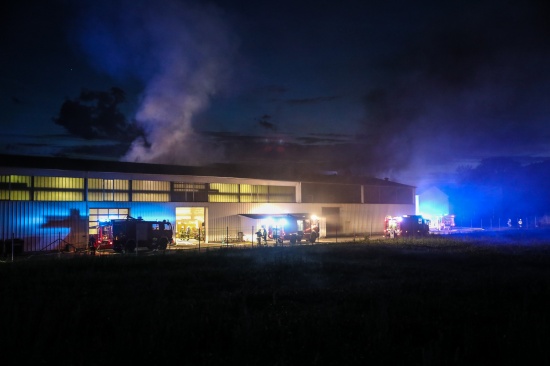 Großeinsatz der Feuerwehren bei Brand eines Gewerbebetriebs in Schlatt