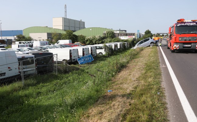 Sechs neue Fahrzeuge bei Verkehrsunfall in Wels-Schafwiesen beschdigt
