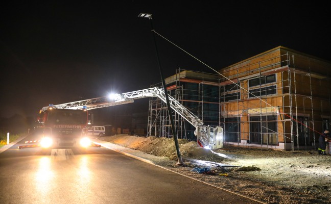 Straenlaterne in Schrglage durch Feuerwehr gesichert