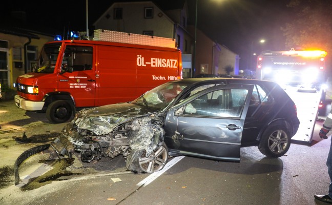 Auto krachte bei Unfall in Wels-Pernau gegen Hydrant und Plakatwnde