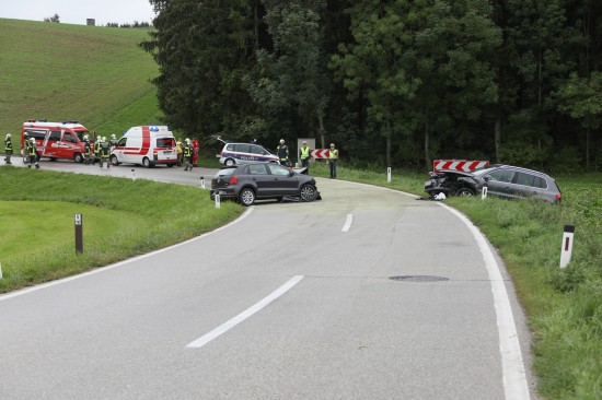 Schwerer Crash in Niederneukirchen endet relativ glimpflich