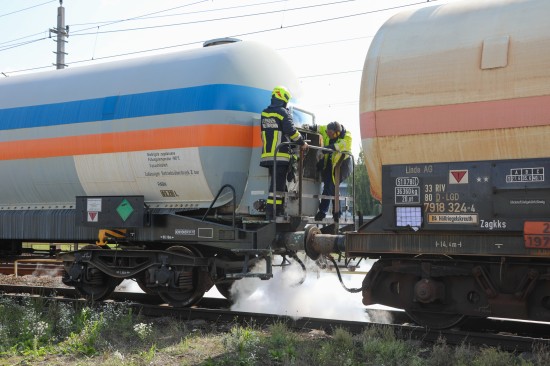 Austritt von flüssigem Stickstoff aus einem Güterzug in Hörsching sorgt für Einsatz der Feuerwehr