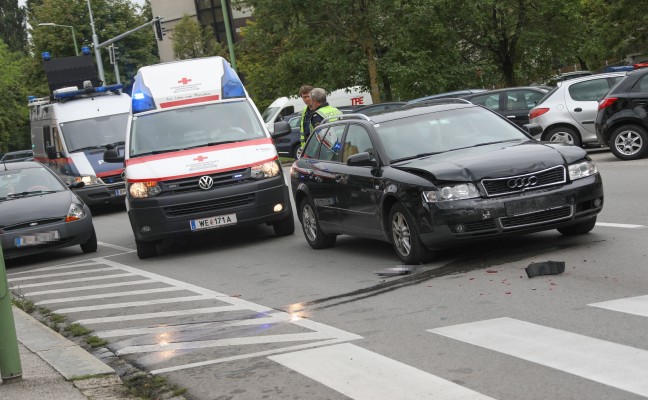 Autolenker und Fugnger bei Auffahrunfall vor Schutzweg in Wels verletzt