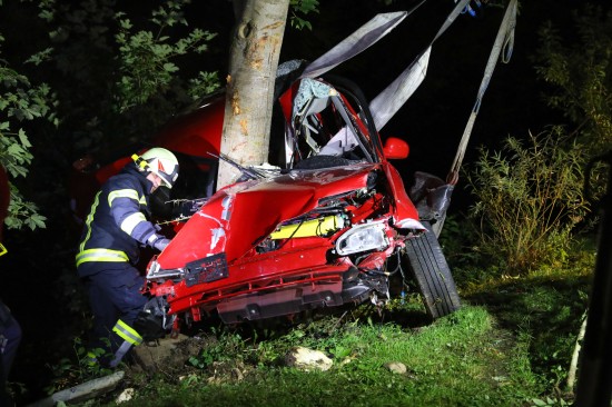 Auto bei schwerem Verkehrsunfall in Pinsdorf regelrecht um Baum gewickelt