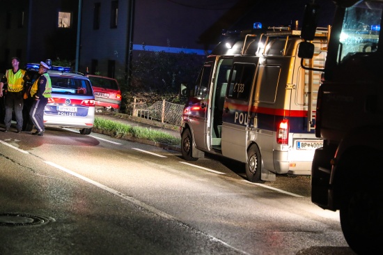 Auto stand nach Verkehrsunfall in Wels-Puchberg unter Strom